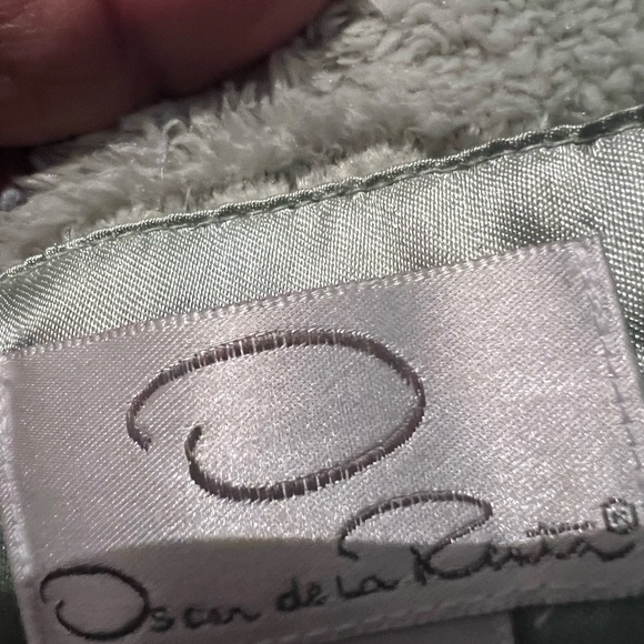 Oscar del la Renta Robe - Picture 6 of 6